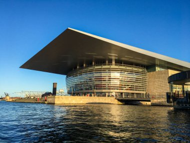 Kopenhag, Danimarka - 2020. Kopenhag, Danimarka 'daki Opera Binası, 4 Eylül 2015. Kopenhag 'ın ortasındaki Holmen adasında yer almaktadır.