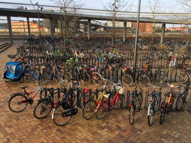 Bisikletler Kopenhag 'da metro istasyonlarından birinin yanındaki bir otoparkta. Kopenhag bazen Avrupa 'nın bisiklet başkenti olarak adlandırılır. 2019 Odense Caddesi. Danimarka