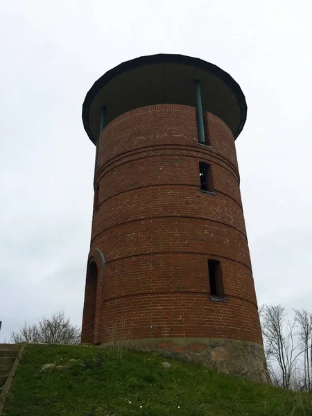 Wieża widokowa z cegły. Obserwatorium wokół wieży, Rundetaarn, strzał z dołu. Położony w centrum Kopenhagi, Dania. Dziś jest atrakcją turystyczną. — Zdjęcie stockowe