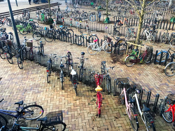 Bicicletas em um estacionamento em Copenhague, perto de uma das estações de metrô. E Copenhaga é por vezes chamada a capital da bicicleta da Europa. 2019 Odense. Dinamarca — Fotografia de Stock