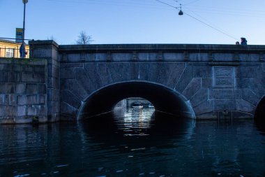 Kemerli taş köprü Odense sokaklarında bir kanala battı. Danimarka.