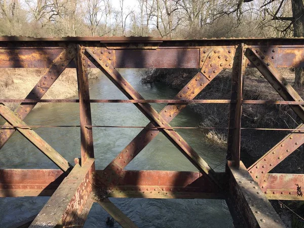 Puente Ferroviario Sobre Una Carretera Grava República Checa Rural —  Fotos de Stock