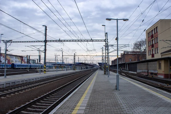 Gamla Tågstationen Räls Ledningar Peron Betong Tjeckien — Stockfoto