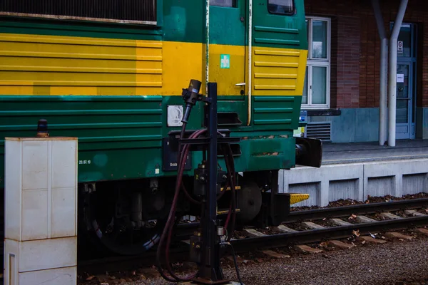 Деталь Зеленого Шасси Поезда Рельсах Вокзале — стоковое фото