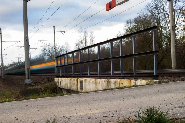 Comboio Rápido Passando Sob Uma Ponte Lindo Dia Verão Movimento — Fotografia de Stock