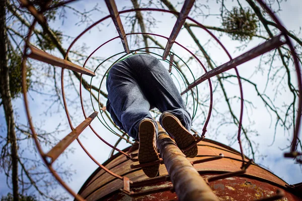 Man Climbs Granary Ladder Photographed His Butt — Stok fotoğraf