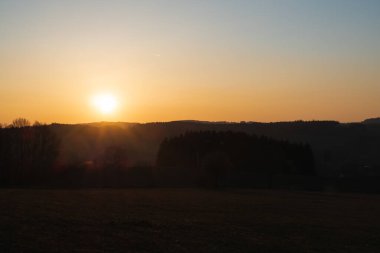 Altın günbatımı ve elektromanyetik kablolar büyük alan minimalist bulutlar metinler için kentsel alanı sisliyor.