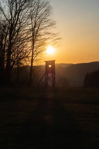 Jakttorn Står Åker Med Ensam Och Skog Solnedgångstid — Stockfoto