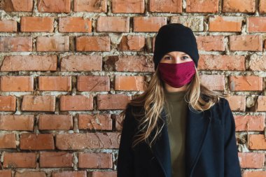 Corona virüsünden korumak için maskeli bir kız. Corona virüsü salgını. COVID 19 yazılı maskeli bir kadın. Tıbbi maskeli güzel bir kız. İnsanlar önleme için hastaneye kaldırılıyor. Coronavirüs