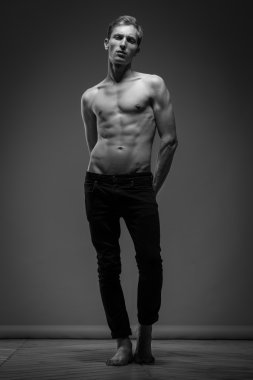 Yakışıklı siyah kot pantolon