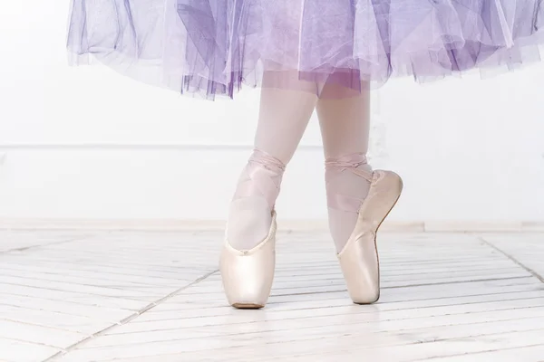 Закри ноги молодих балерина — стокове фото