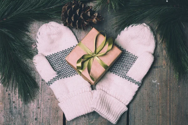 Caja de regalo de Navidad y manoplas —  Fotos de Stock