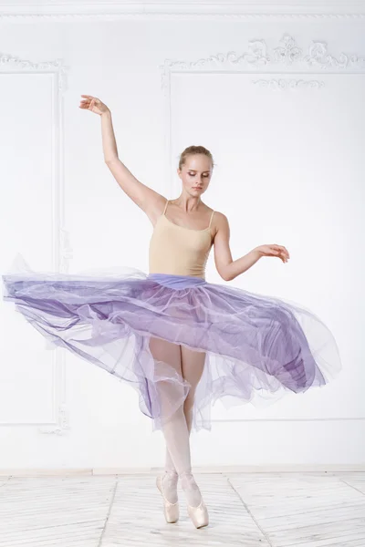 美丽年轻的芭蕾舞演员 — 图库照片