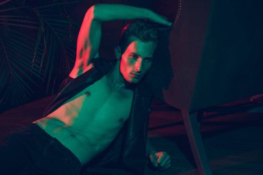 Yakışıklı genç adam.