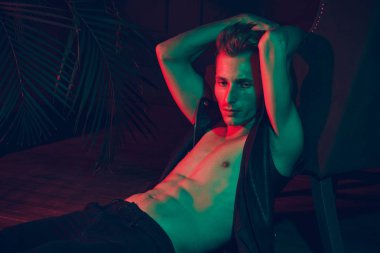 Yakışıklı genç adam.