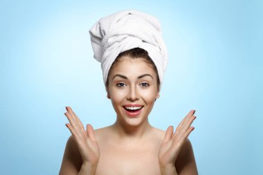 Kafasında havluyla güzel bir genç kadın.