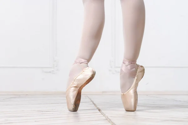 Крупный план "Ноги молодой балерины" — стоковое фото