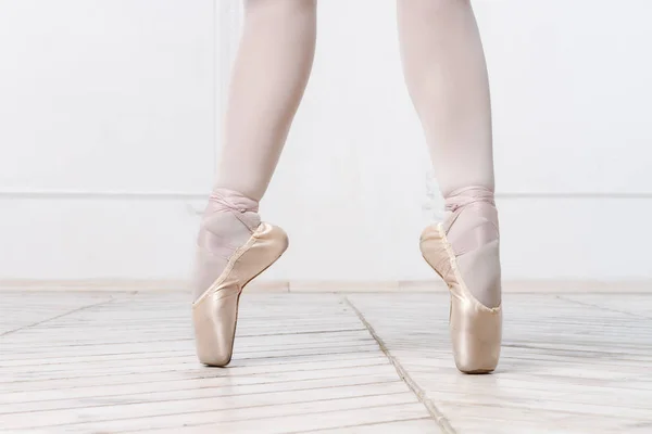 Закри ноги молодих балерина — стокове фото