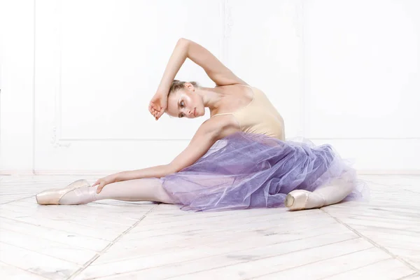 Красива молода жінка балерина — стокове фото