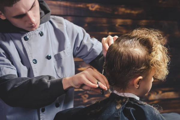 Bambino ottenere taglio di capelli da barbiere — Foto Stock