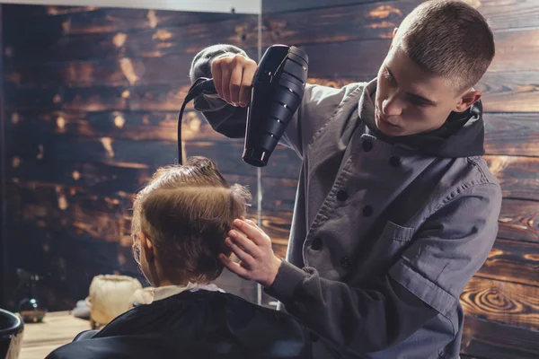 Bambino ottenere taglio di capelli da barbiere — Foto Stock