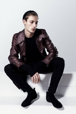 Yakışıklı moda erkek kahverengi deri ceket