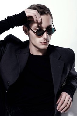 Yakışıklı moda erkek portresi