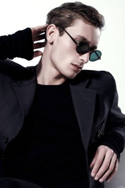 Yakışıklı moda erkek portresi