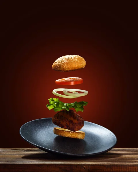 Ιπτάμενο Burger συστατικά — Φωτογραφία Αρχείου