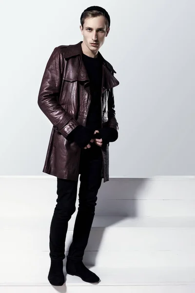 Hombre de moda guapo en abrigo de cuero marrón —  Fotos de Stock