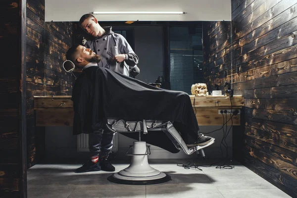 Barbudo en barbería — Foto de Stock