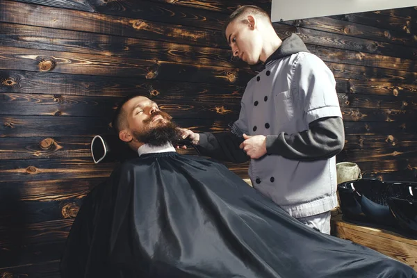 Barbudo en barbería — Foto de Stock