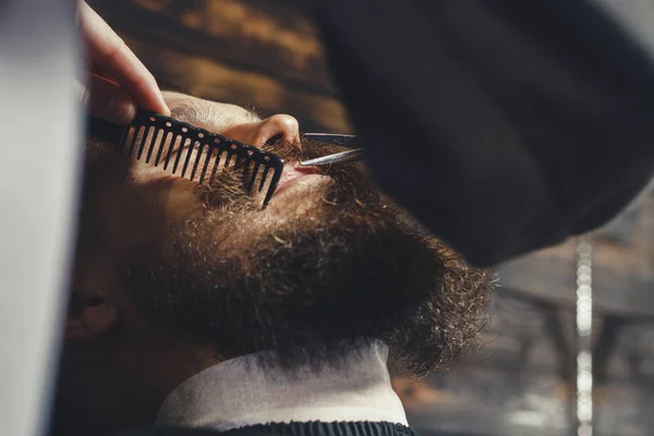 Бородач в парикмахерской — стоковое фото