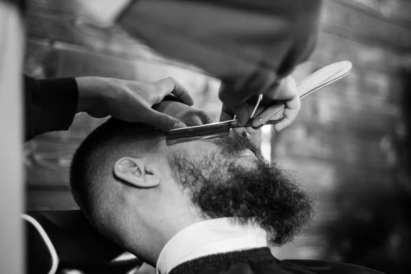 Bebaarde Man In de Barbershop — Stockfoto