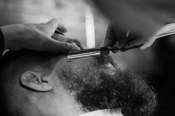 Bebaarde Man In de Barbershop — Stockfoto