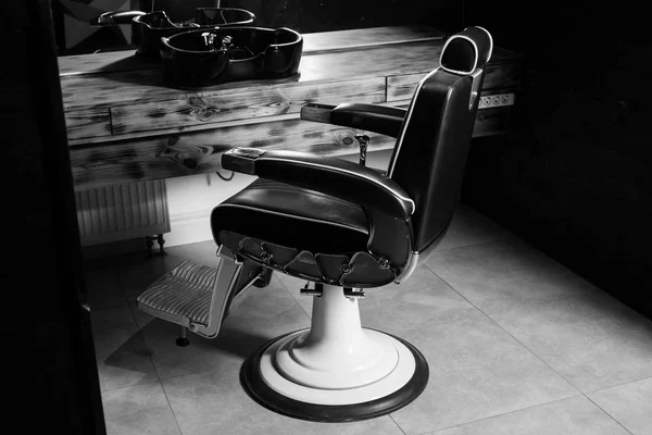 Стильный винтажный парикмахерский стул — стоковое фото