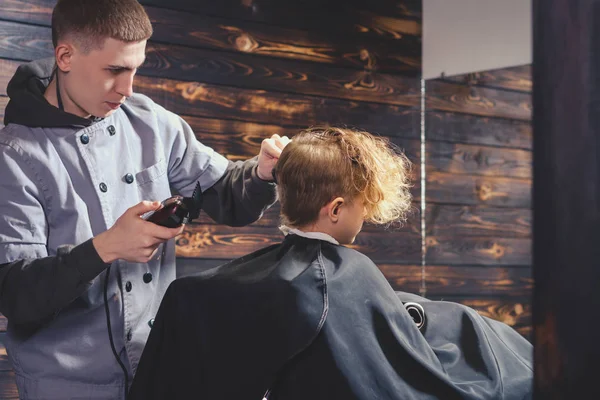 Bambino ottenere taglio di capelli da barbiere — Foto Stock