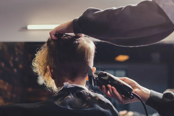 Kleiner Junge bekommt Haarschnitt vom Friseur — Stockfoto