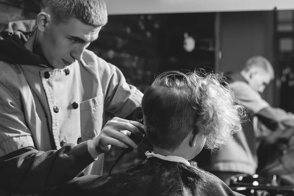 Bambino ottenere taglio di capelli da barbiere — Foto Stock