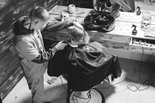 Malý chlapec se účes v kadeřnictví — Stock fotografie