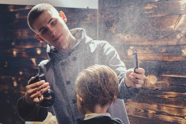 Bambino ottenere taglio di capelli da barbiere — Foto Stock