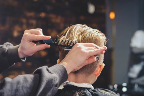 Kleine jongen krijgen kapsel door Barber — Stockfoto