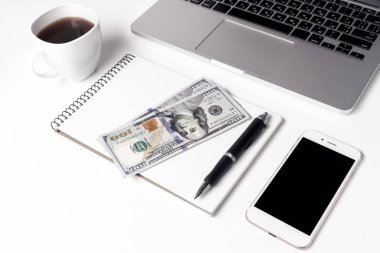 Fincan kahve, hangi yalan iki yüz dolar ve S üstünde defter ile