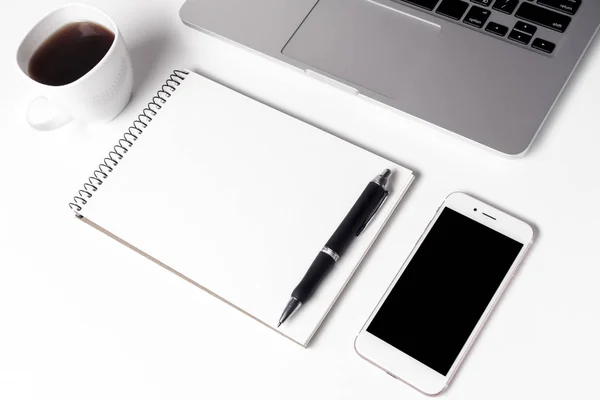 Tazza con caffè, notebook con penna e smartphone vicino al computer portatile — Foto Stock
