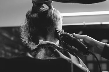 Küçük çocuk saç kesimi Kuaför tarafından elde