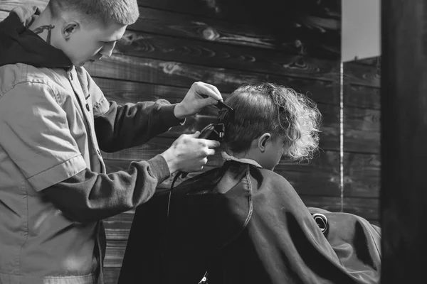 Bambino ottenere taglio di capelli da barbiere — Foto Stock