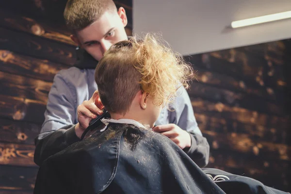 Pequeño chico consiguiendo corte de pelo por barbero — Foto de Stock