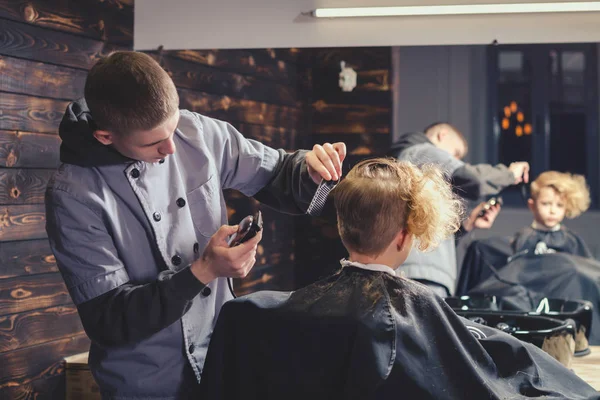 Bambino ottenere taglio di capelli da barbiere — Foto Stock