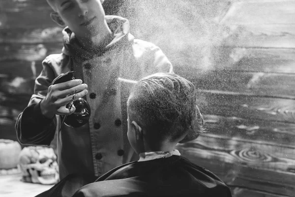 Pequeño chico consiguiendo corte de pelo por barbero — Foto de Stock