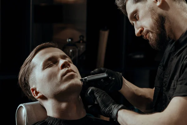 Joven guapo hombre en la barbería — Foto de Stock